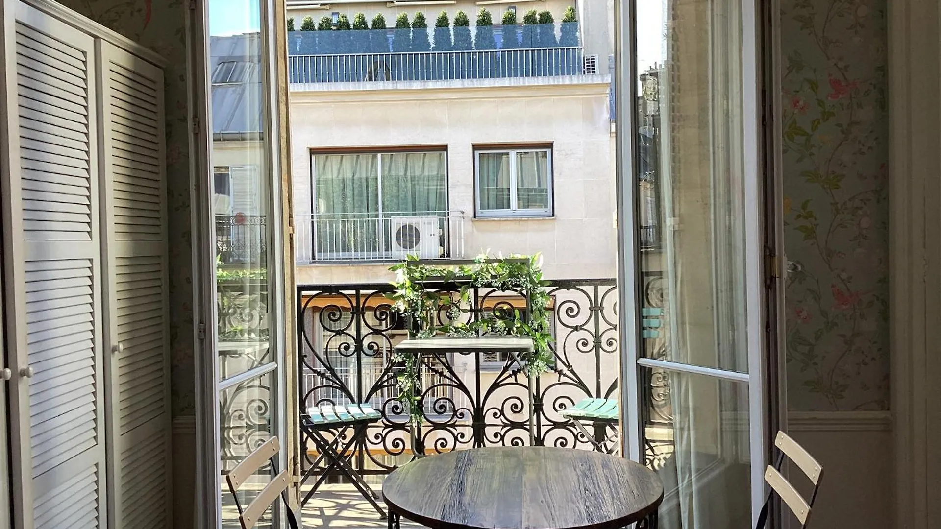 Quartier Champs-elysees Bed & Breakfast Paris