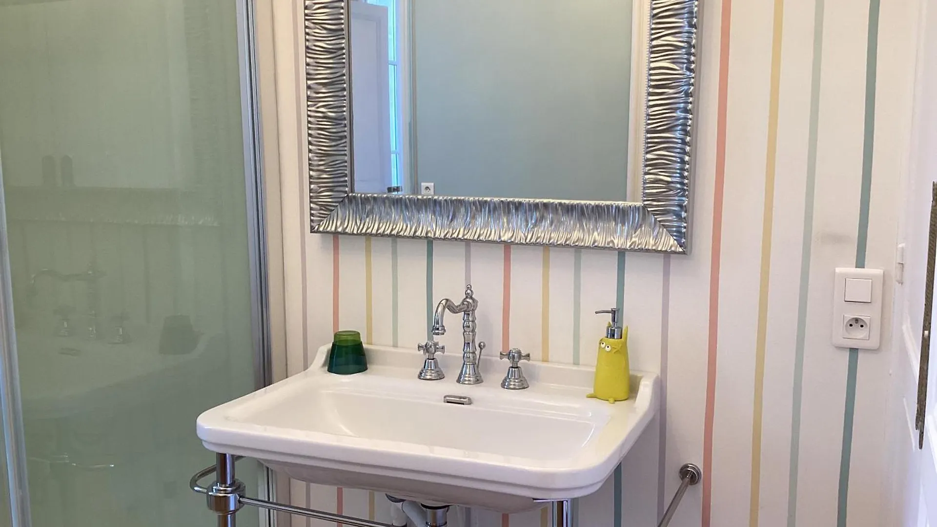Quartier Champs-elysees Bed & Breakfast Paris